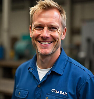 Operario de Gigabar limpiando con pistola a presión